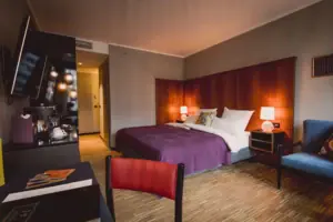 Een M-Studio hotelkamer bij HENRI Düsseldorf met bed en bureau