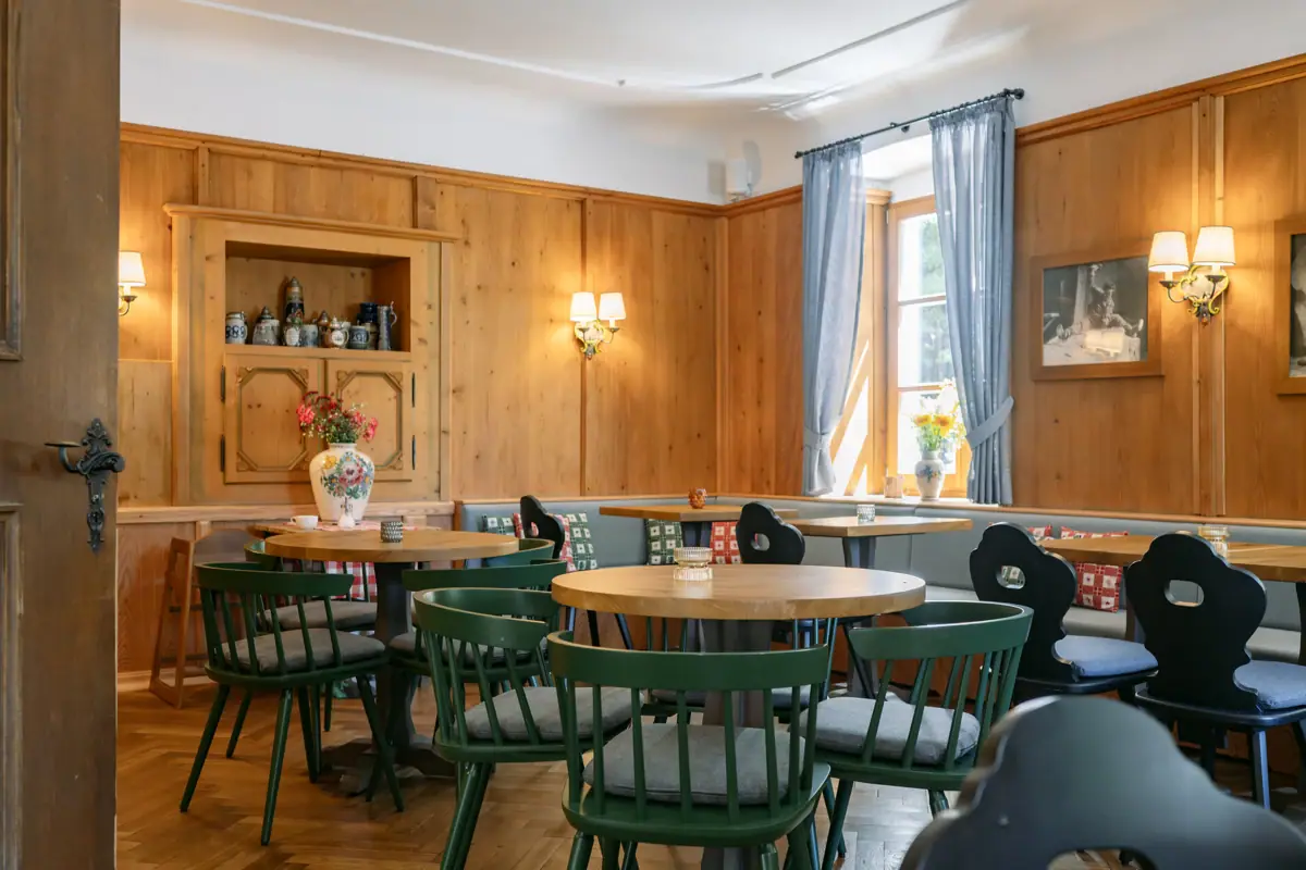 Een kamer met tafels en stoelen.