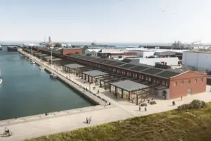 Een dok met een gebouw en een waterpartij erbuiten.