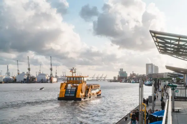 Een boot op het water onder een bewolkte hemel.