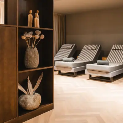 Een kamer met een plank en stoelen.