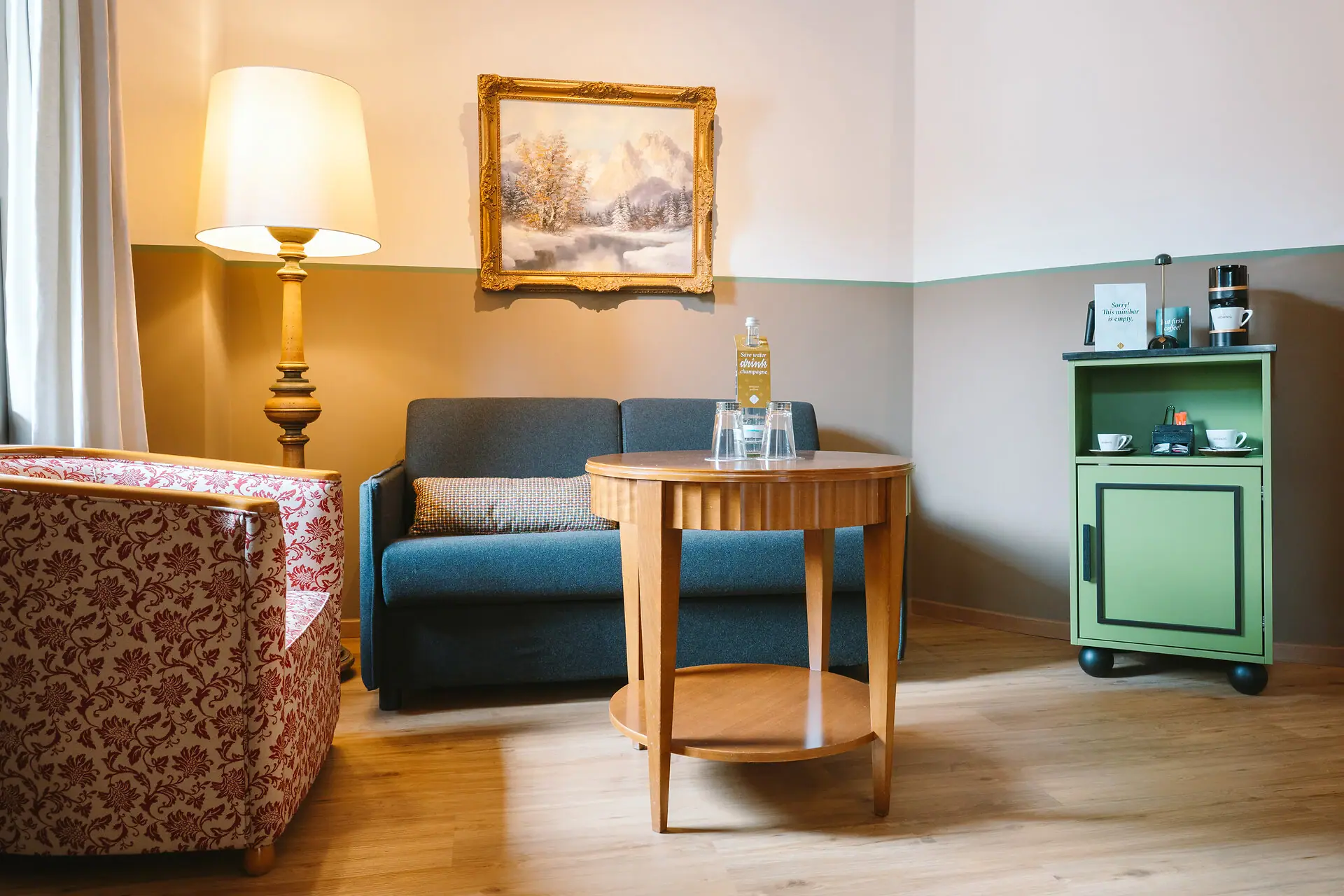 Zithoek HENRI Hotel Garmisch-Partenkirchen met een bank en een tafel.