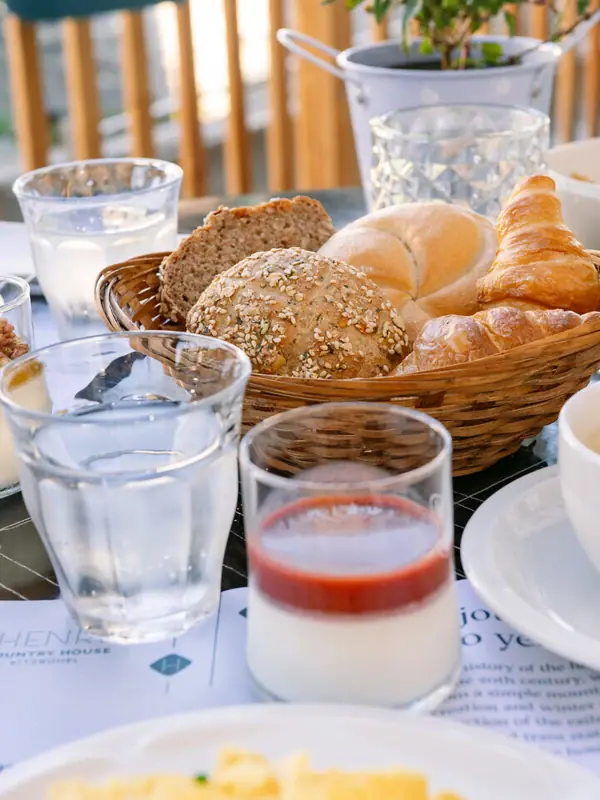 Een tafel met eten en drinken erop.