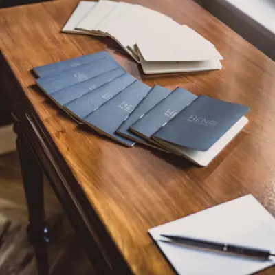Een groep zwart-wit papieren op een tafel