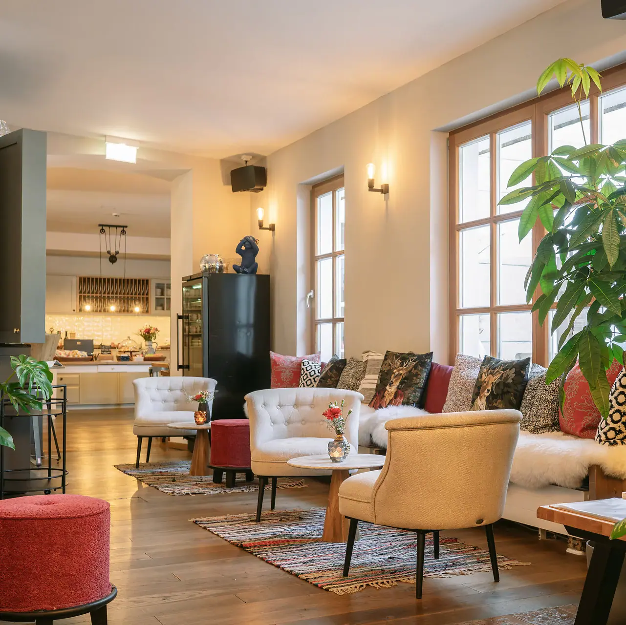 Een kamer met een bank, stoelen en een salontafel.