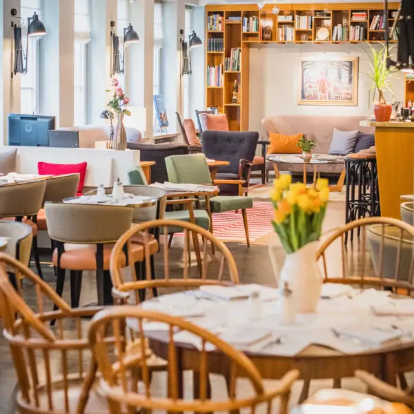 Tafels, stoelen en een gezellige zithoek op de achtergrond