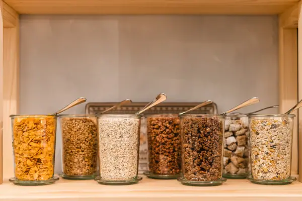 Een groep glazen containers met lepels.