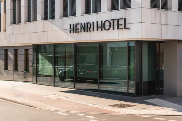 Een gebouw met glazen ramen.