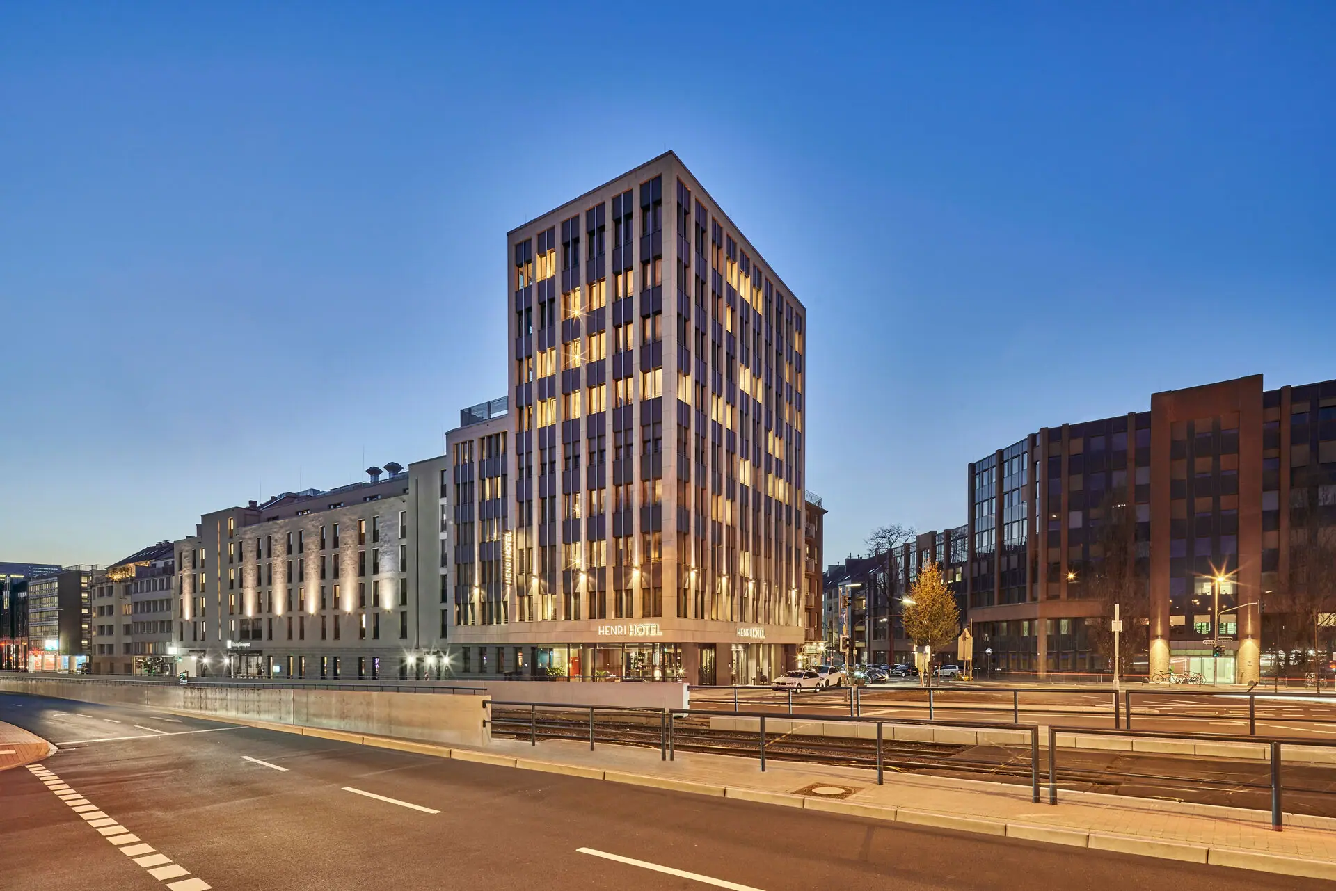 HENRI Düsseldorf Een verlicht gebouw ’s nachts.
