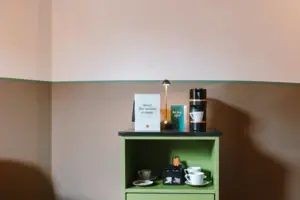 Een kamerbar in een hotelkamer in het HENRI Hotel in Garmisch-Partenkirchen met een koffie- en theestation.