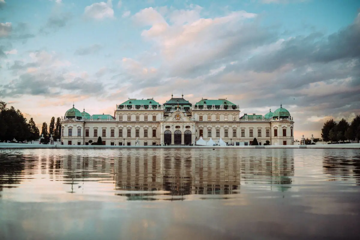 Het Belvedere-paleis in Wenen, dat zich in het water weerspiegelt.