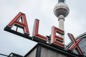 HENRI Berlijn Alexanderplatz Een bord met op de achtergrond een hoge toren.