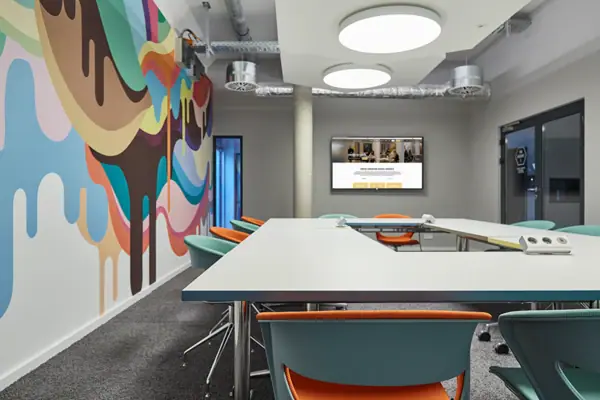 Kantoorruimte in Düsseldorf Een kamer met een grote tafel en stoelen.