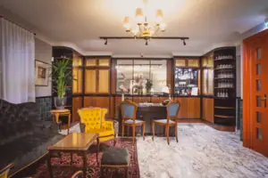 Een kamer met een tafel en stoelen.