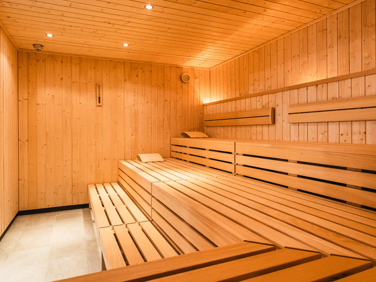 Houten sauna met verlichting.