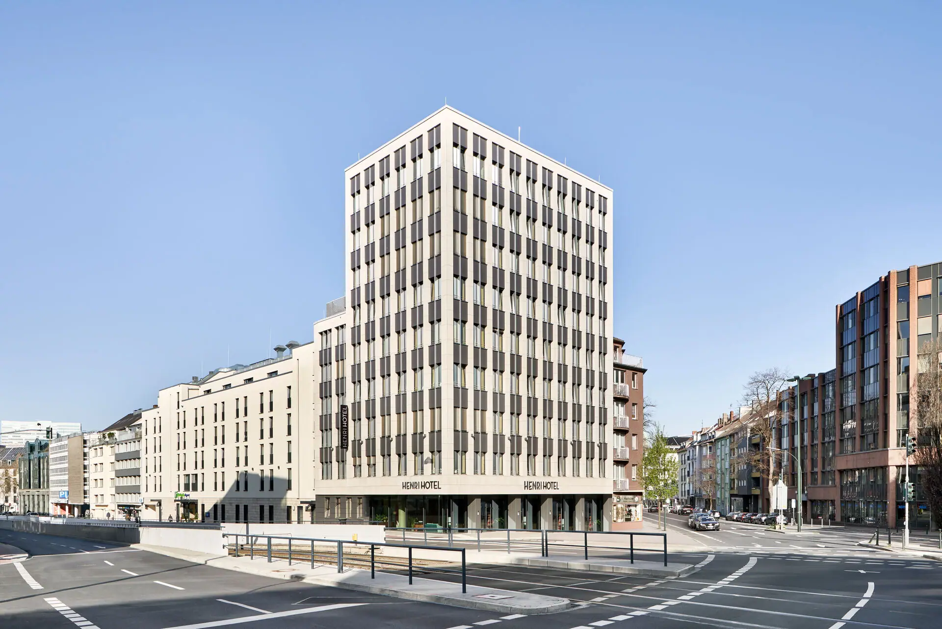 HENRI Düsseldorf Groot gebouw met veel ramen in een stedelijke omgeving.