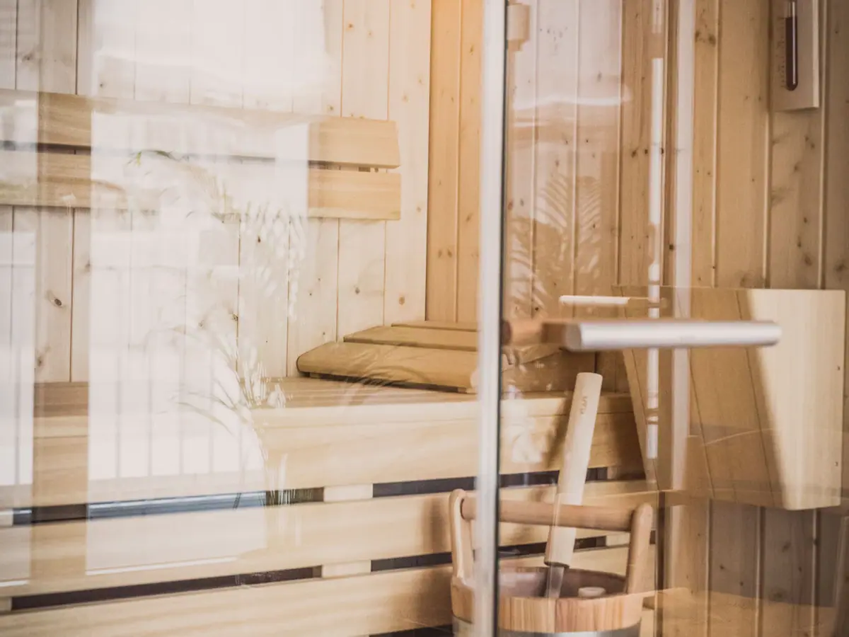 Een houten emmer in een sauna.