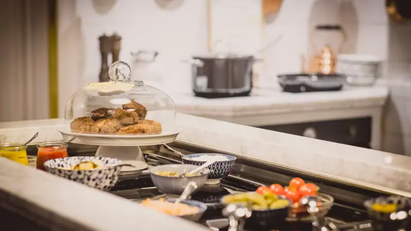 Een toonbank met eten erop.