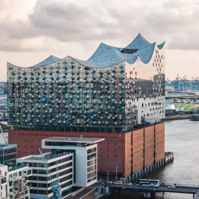 HANRI HH Elfi Gebouw met groot wateroppervlak op de voorgrond.