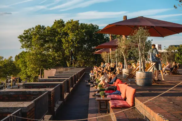 Düsseldorf Een groep mensen zit op een terras onder een parasol.