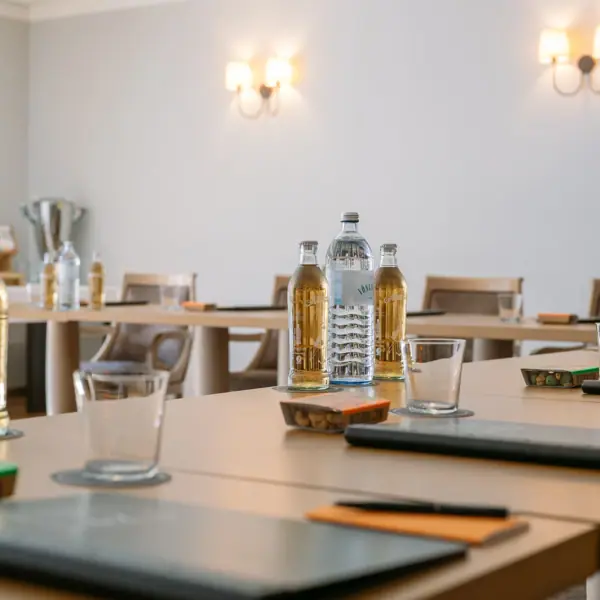 Een tafel met flessen en glazen erop.