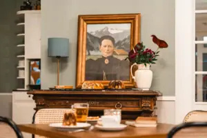 Schilderij van een vrouw op een tafel