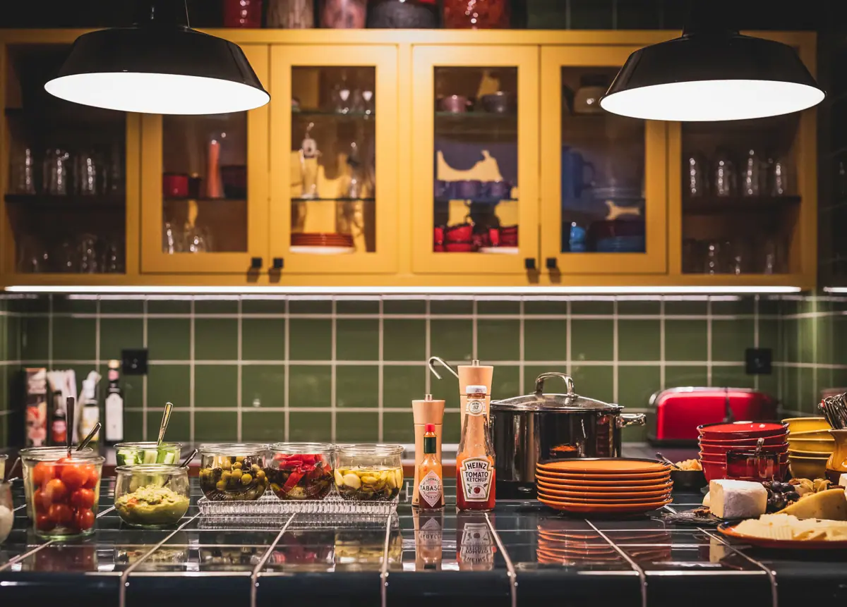 HENRI Keuken Düsseldorf Aanrecht met eten en sauzen