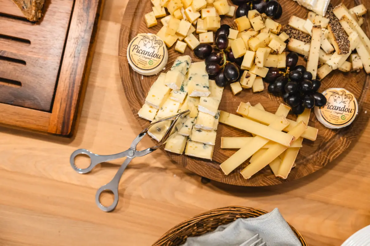 Een bord kaas en druiven.