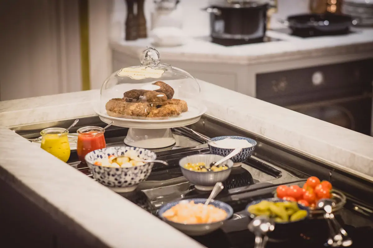 Een tafel met verschillende gerechten erop.