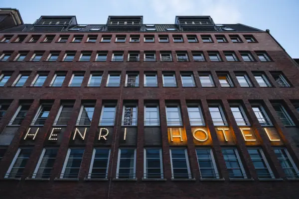 Bakstenen gevel van Hotel HENRI in Hamburg