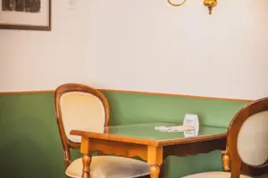 Zithoek Een tafel en stoelen in één kamer.