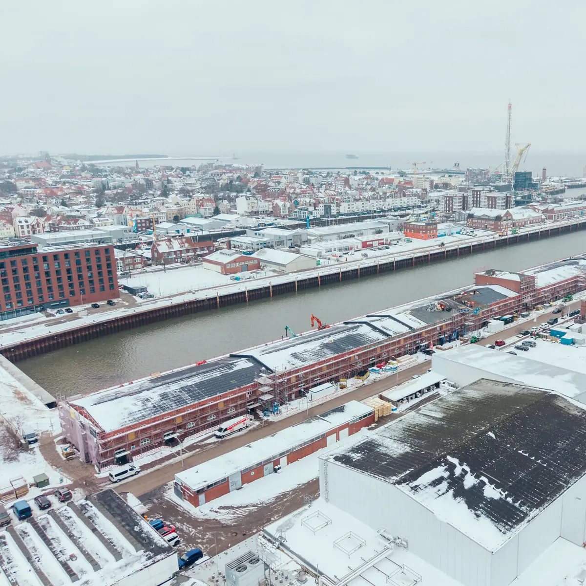Een luchtfoto van de vissershaven in Cuxhaven in de winter met sneeuw.