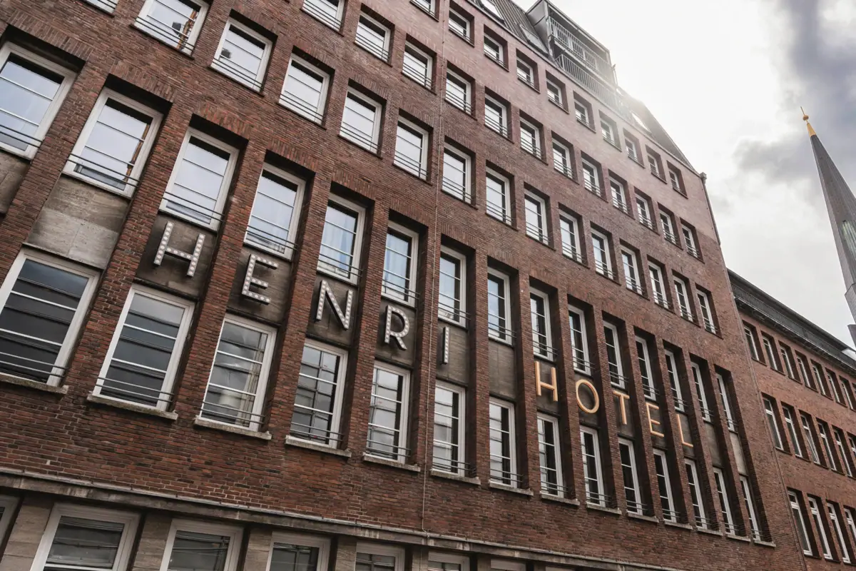 Buitengevel van het HENRI Hotel Hamburg Een gebouw met veel ramen.