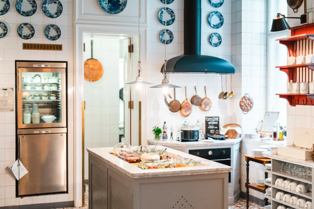 Een keuken met een groot eiland waarop voedsel wordt geplaatst.