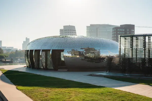 Düsseldorf Medienhafen Een gebouw met een ronde vorm in de Medienhafen in Düsseldorf...