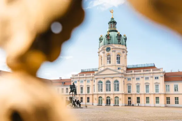 Het paleis Charlottenburg met de koepel en het standbeeld op de voorgrond