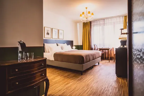 Een slaapkamer met een bed en een ladekast.