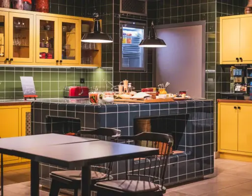 Keuken met gele kasten en een werkblad