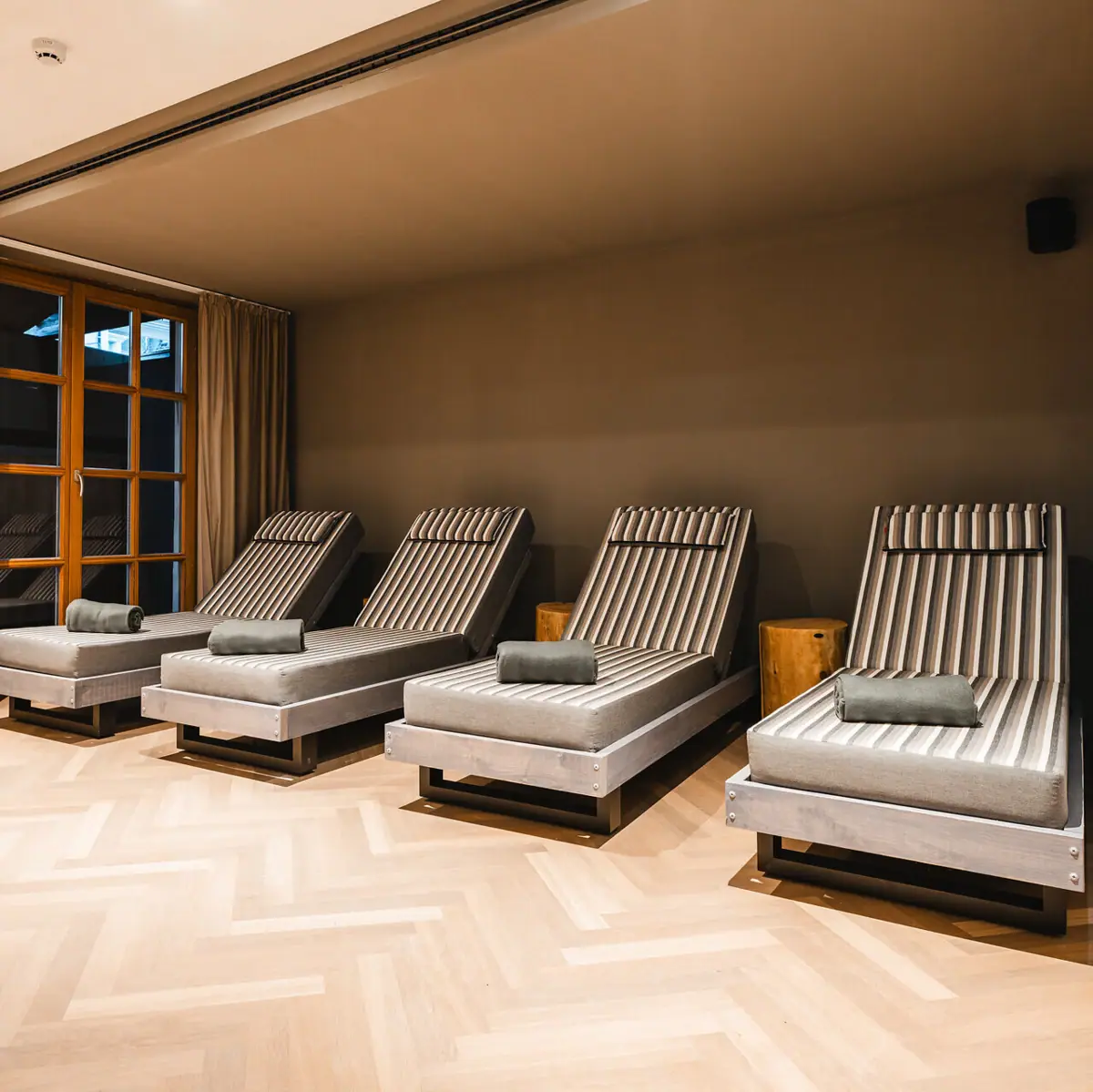 Een groep ligstoelen in een kamer.