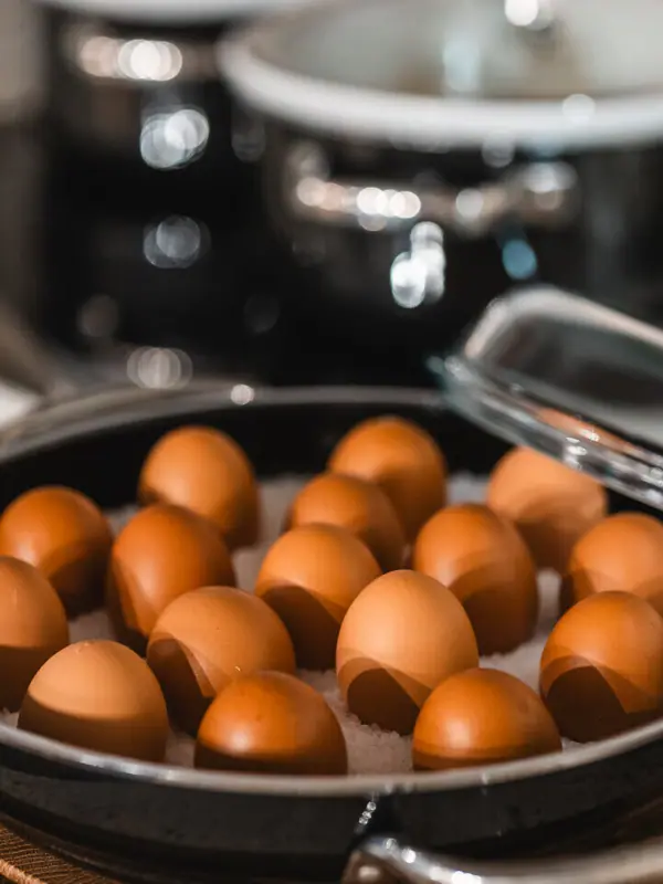 Een pan met eieren erop.