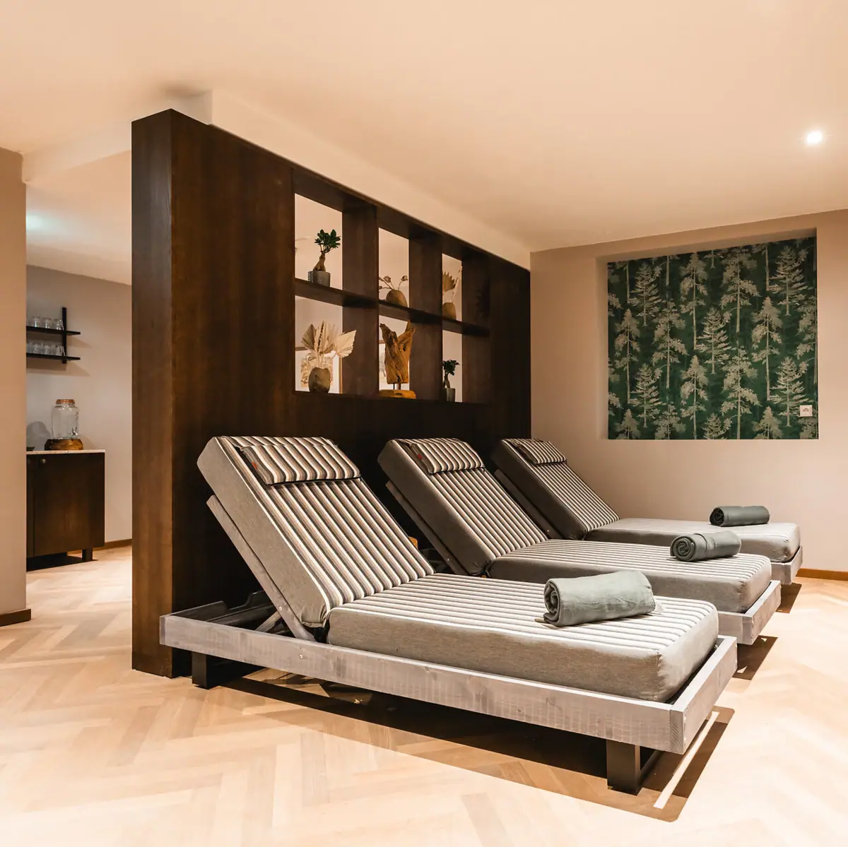 Een kamer met fauteuils en een binnenmuur.