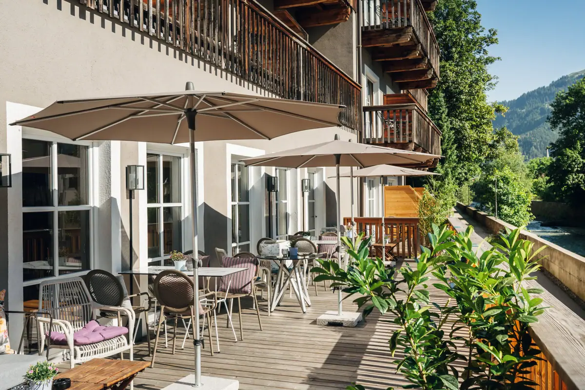 HENRI KIZ Terras Terras met stoelen en parasols op een dek