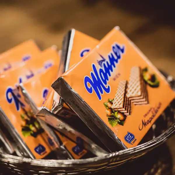 Manierwafels Een mand met snacks in een schaal.