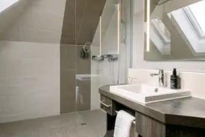 Badkamer in het HENRI in Garmisch-Partenkirchen Badkamer met douche en wastafel