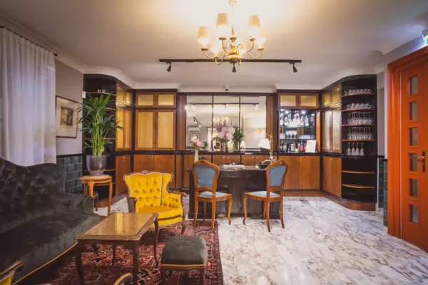 Lounge Een kamer met een tafel en stoelen.