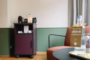 Koffie- en theestation in HENRI Garmisch-Partenkirchen Koffiezetapparaat op een plank in een kamer