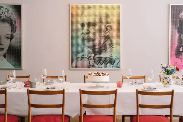 Een tafel met een taart en glazen erop.