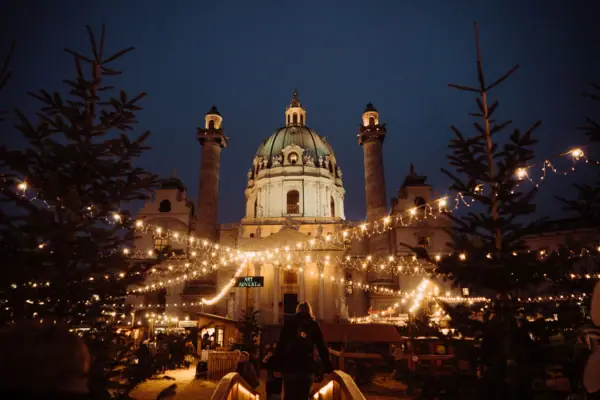 Karlskerk Een verlicht gebouw met een koepel ’s nachts.
