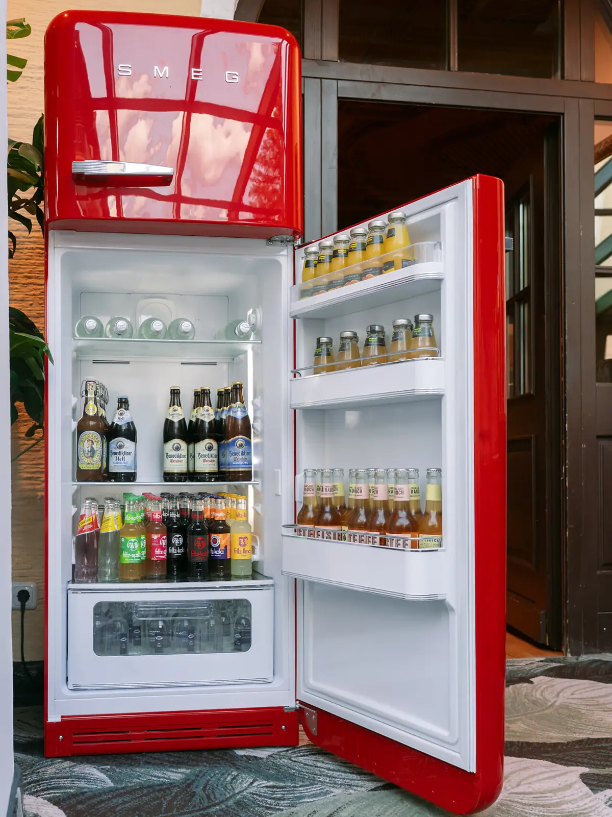 Een koelkast met bierflesjes