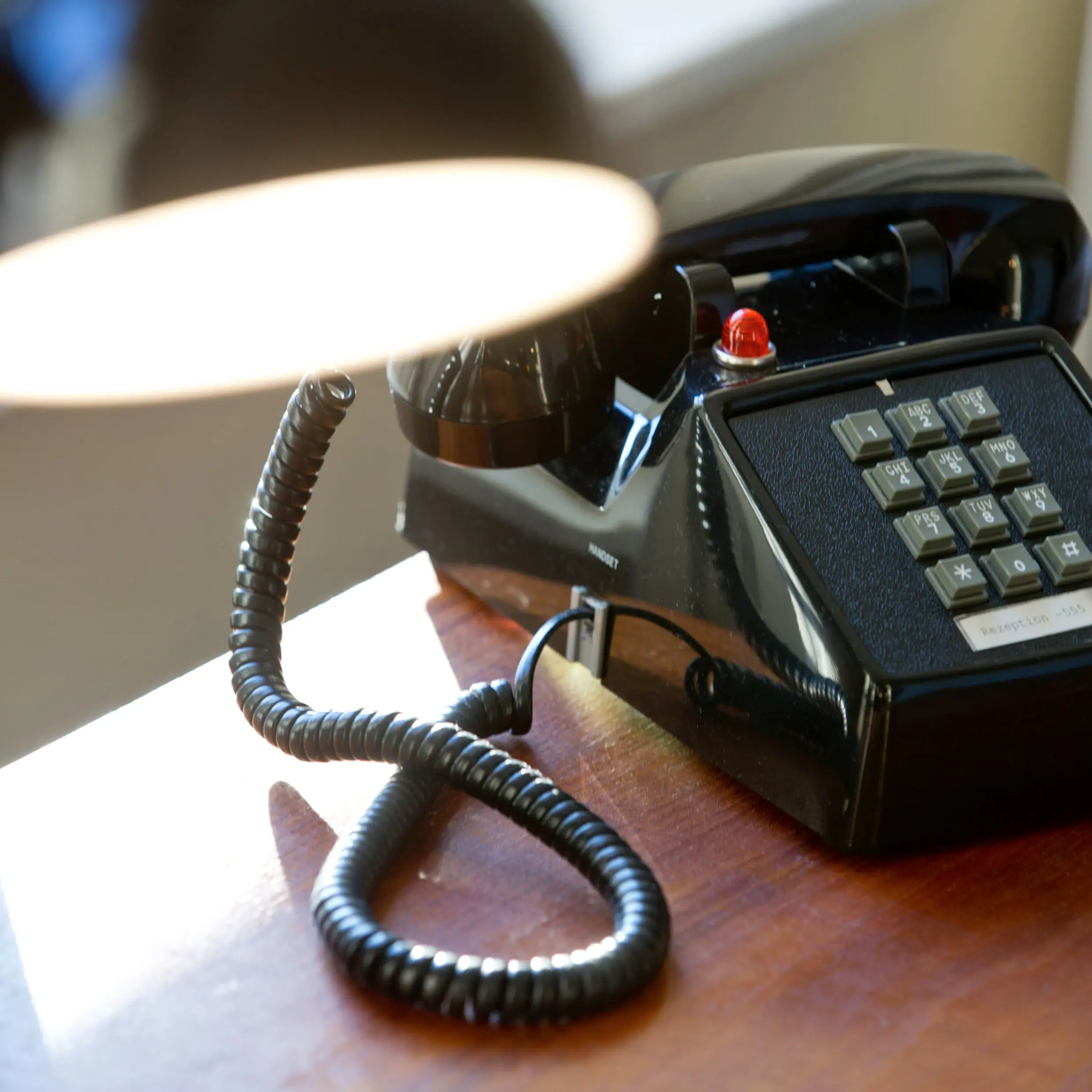 Retro telefoon op een klein tafeltje